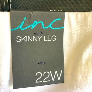NWT INC international white/black-stretch 22W pant